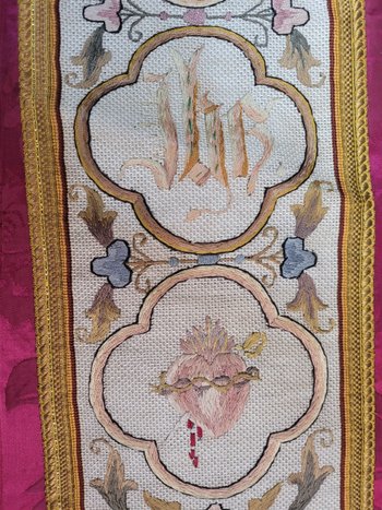 Chasuble en damas rouge cerise et broderie, époque XIXe siècle