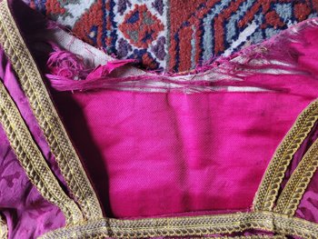 Chasuble en damas rouge cerise et broderie, époque XIXe siècle