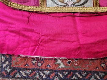 Chasuble en damas rouge cerise et broderie, époque XIXe siècle