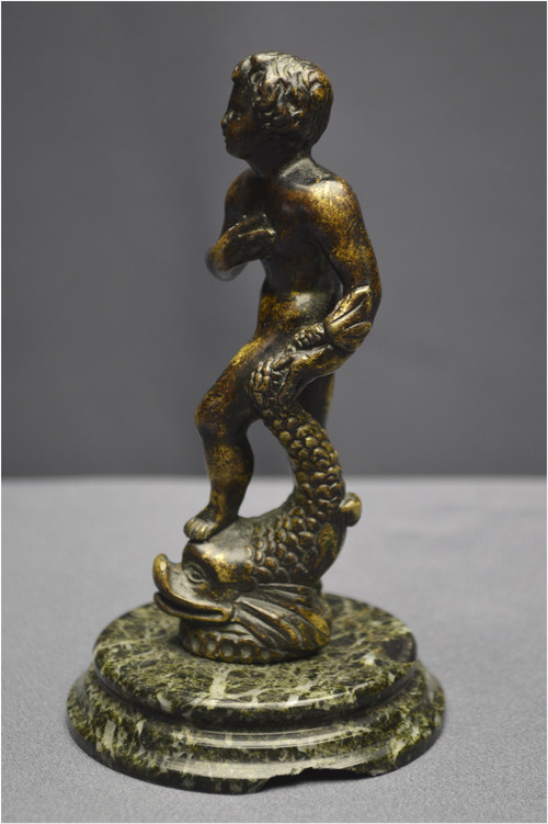 Italia, periodo rinascimentale, XVI secolo, Satuetta in bronzo raffigurante un giovane con delfino