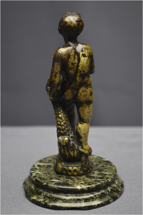 Italia, periodo rinascimentale, XVI secolo, Satuetta in bronzo raffigurante un giovane con delfino