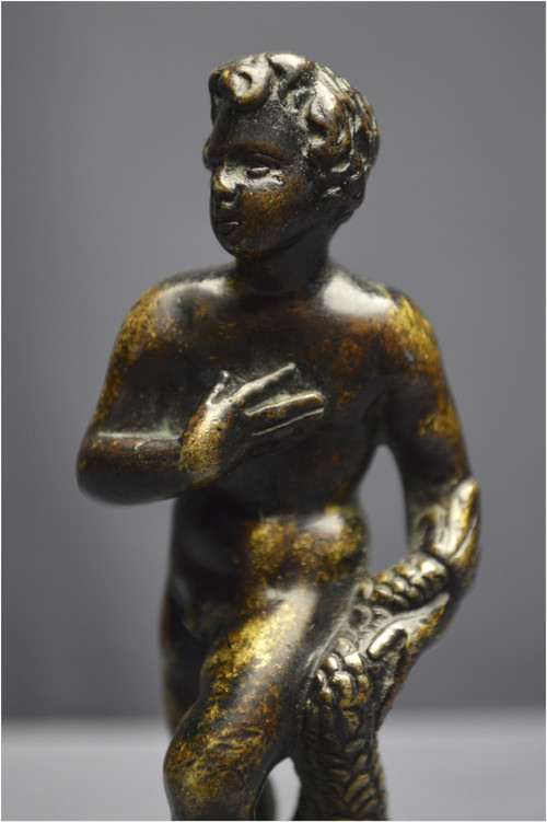 Italia, periodo rinascimentale, XVI secolo, Satuetta in bronzo raffigurante un giovane con delfino