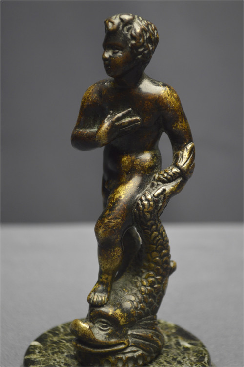 Italia, periodo rinascimentale, XVI secolo, Satuetta in bronzo raffigurante un giovane con delfino