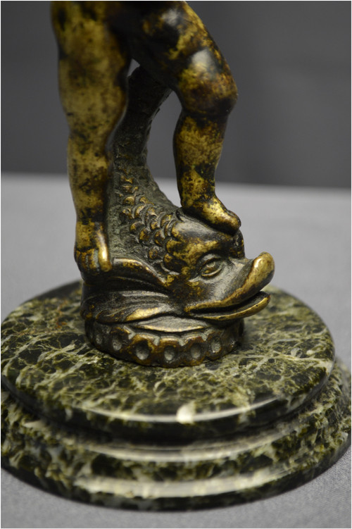 Italia, periodo rinascimentale, XVI secolo, Satuetta in bronzo raffigurante un giovane con delfino