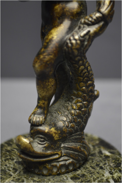 Italia, periodo rinascimentale, XVI secolo, Satuetta in bronzo raffigurante un giovane con delfino