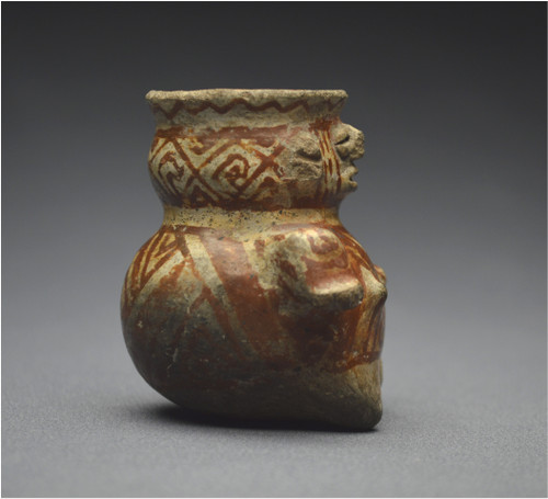 Messico, 800 - 1500 d.C., cultura Huastec, Piccolo vaso antropomorfo per pozioni, ceramica slipware color crema e rosso caffè
