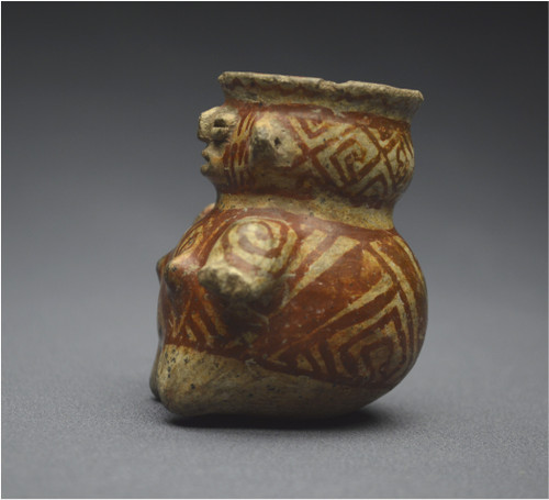 Messico, 800 - 1500 d.C., cultura Huastec, Piccolo vaso antropomorfo per pozioni, ceramica slipware color crema e rosso caffè