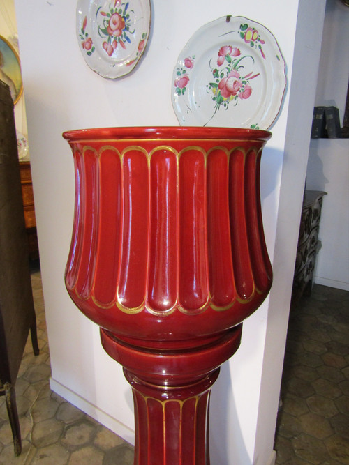 Pot cover on column