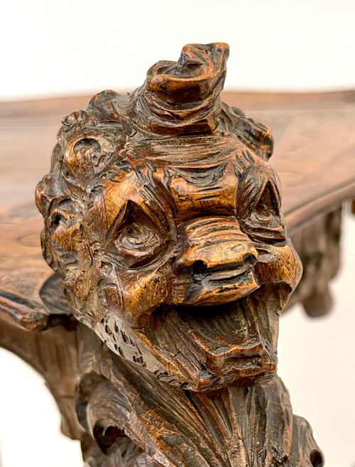 Ancienne table de milieu ou d'appoint baroque du 18ème siècle avec tete sculptée
