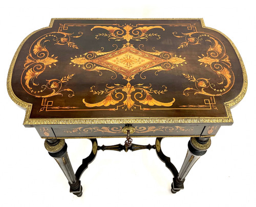 Table d'appoint en bois noirci Napoléon 3 à décor de marqueterie