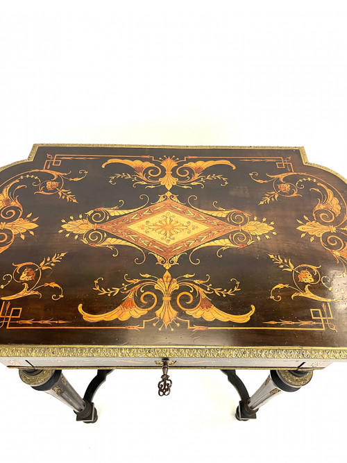 Table d'appoint en bois noirci Napoléon 3 à décor de marqueterie