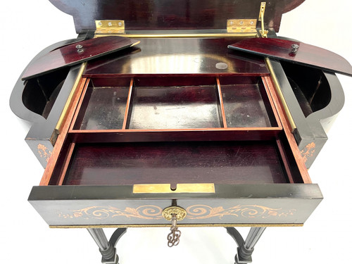 Table d'appoint en bois noirci Napoléon 3 à décor de marqueterie
