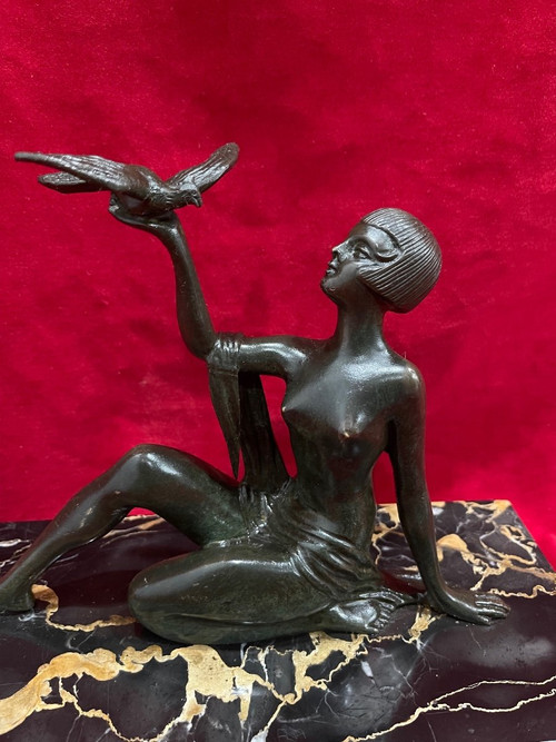 Elegante statua in bronzo Art Déco degli anni '30 presso La Colombe