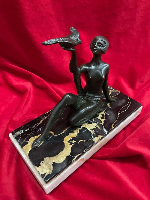 Elegante statua in bronzo Art Déco degli anni '30 presso La Colombe