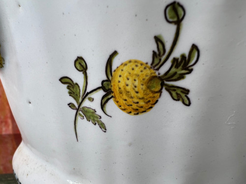 Bouquetière d'applique en faience de Montpellier 18eme décor paysage