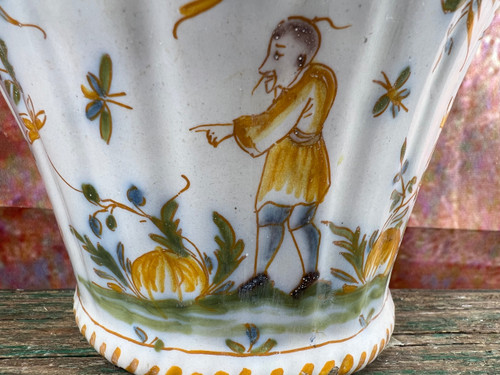 Antico vaso da fiori in terracotta policroma Moustier con decorazione cinese XVIII secolo