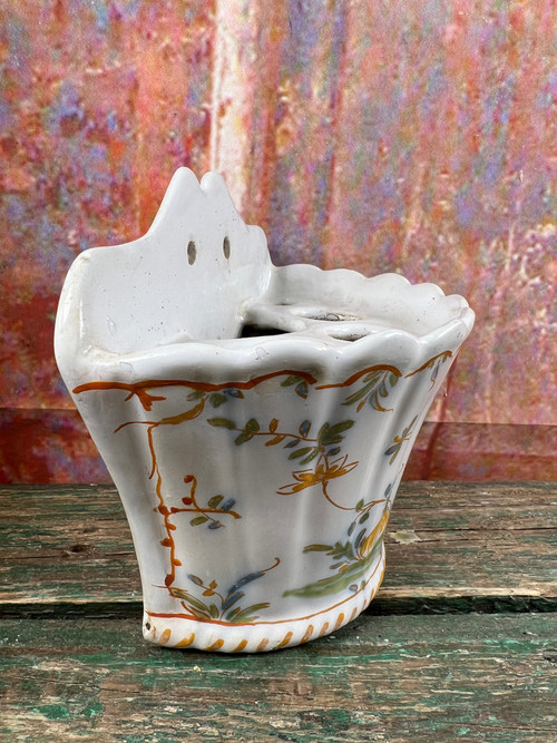 Antico vaso da fiori in terracotta policroma Moustier con decorazione cinese XVIII secolo