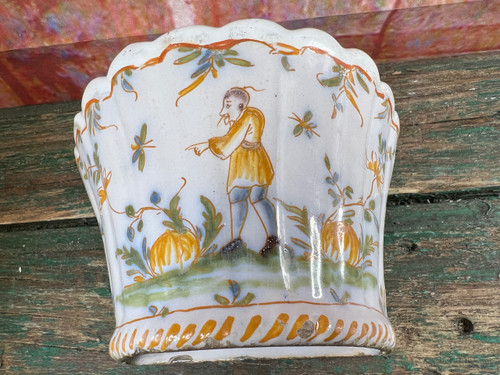 Antico vaso da fiori in terracotta policroma Moustier con decorazione cinese XVIII secolo