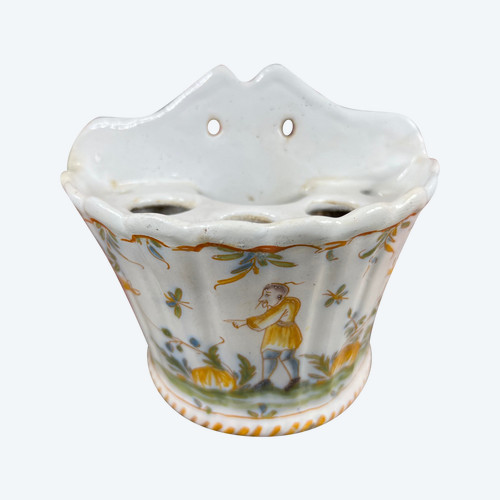 Antico vaso da fiori in terracotta policroma Moustier con decorazione cinese XVIII secolo