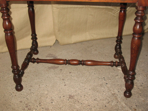 Petite table à écrire bureau époque 19ème en noyer massif de style Louis XIII
