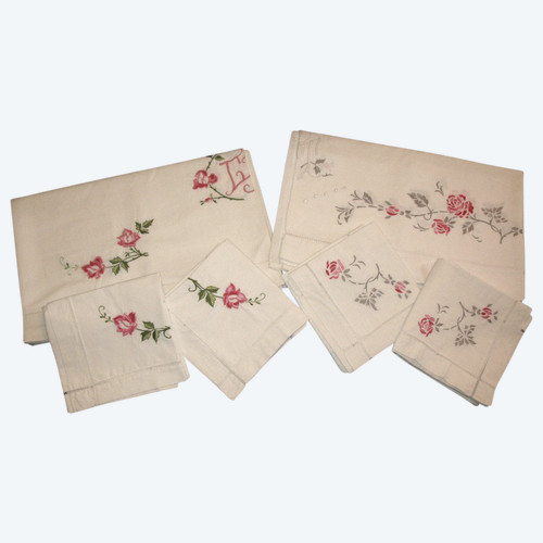 Ensemble de 2 draps brodés et leurs taies d'oreillers  décor de roses brodées  époque 20ème