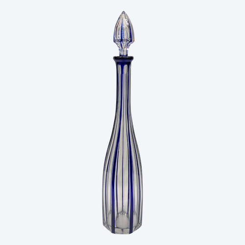 Grande carafe ancienne en cristal de BACCARAT doublé bleu, modèle MALMAISON 46 cm