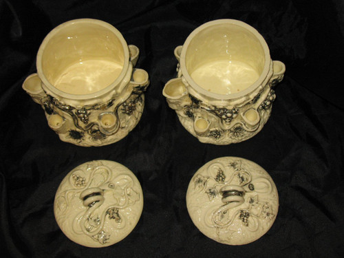 Coppia di vasi da pipa per tabacco in terracotta di Langeais con decorazione a grappolo d'uva, firmati XIX secolo