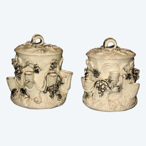 Coppia di vasi da pipa per tabacco in terracotta di Langeais con decorazione a grappolo d'uva, firmati XIX secolo