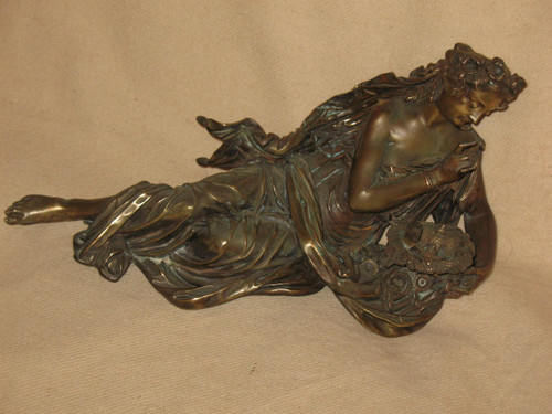 Sculpture en bronze Femme à l'antique avec nid d'oiseaux époque 19ème