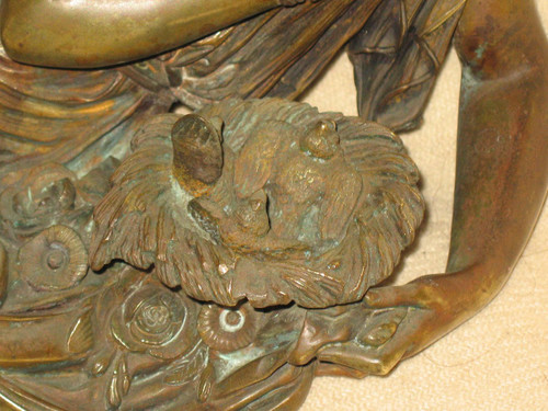 Sculpture en bronze Femme à l'antique avec nid d'oiseaux époque 19ème