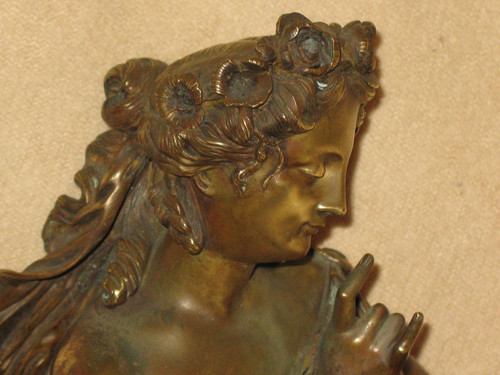 Sculpture en bronze Femme à l'antique avec nid d'oiseaux époque 19ème