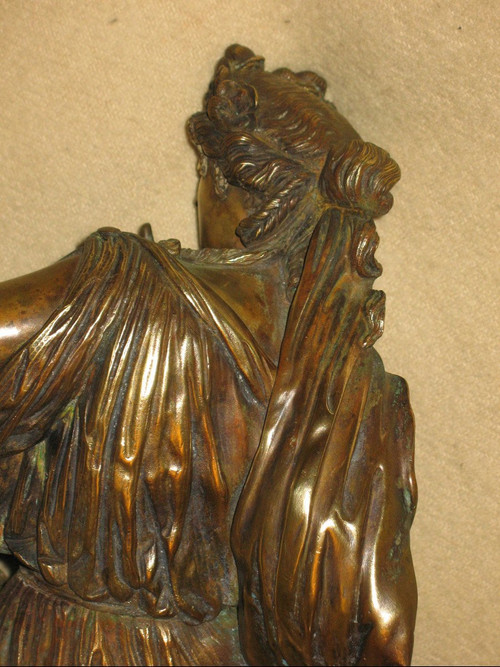Sculpture en bronze Femme à l'antique avec nid d'oiseaux époque 19ème