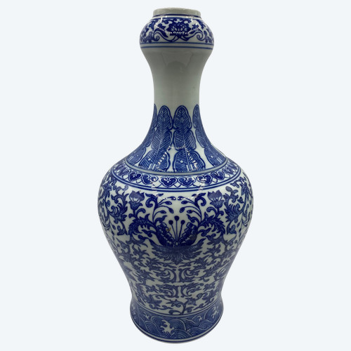 CHINESE PORCELAIN VASE