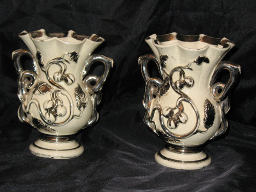 Coppia di vasi in terracotta di Langeais con decorazione a uva spina firmati Charles de Boissimon XIX secolo