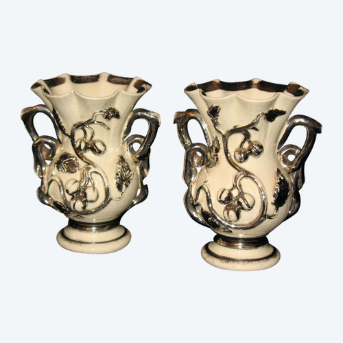 Coppia di vasi in terracotta di Langeais con decorazione a uva spina firmati Charles de Boissimon XIX secolo