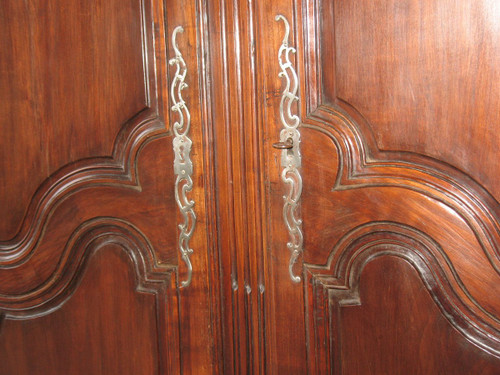 Schrank aus Obstholz Anfang des 19. Jahrhunderts im Stil von Louis XV