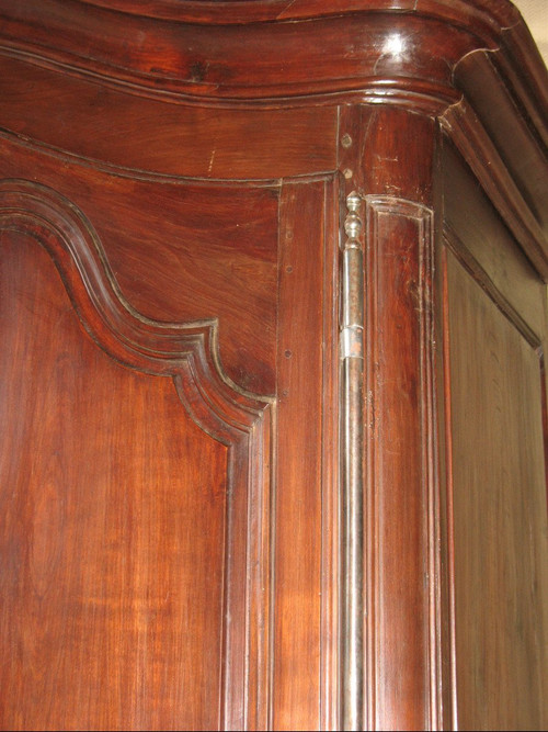 Schrank aus Obstholz Anfang des 19. Jahrhunderts im Stil von Louis XV