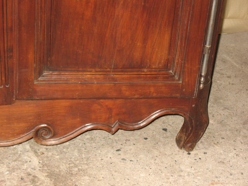 Schrank aus Obstholz Anfang des 19. Jahrhunderts im Stil von Louis XV