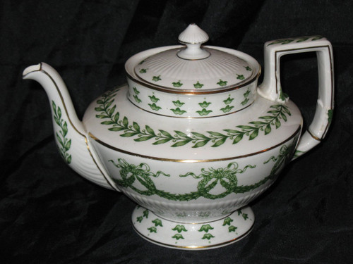 Sarreguemines porcelain tea set decorated with laurel leaves, 19th century