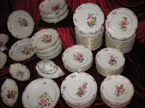 Table service of 102 pieces in fine Lunéville earthenware decorated with Saxony flowers, 19th century