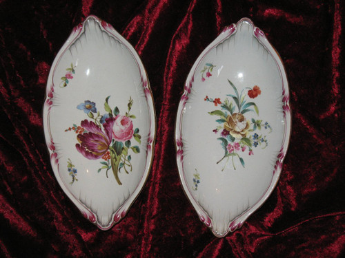 Table service of 102 pieces in fine Lunéville earthenware decorated with Saxony flowers, 19th century