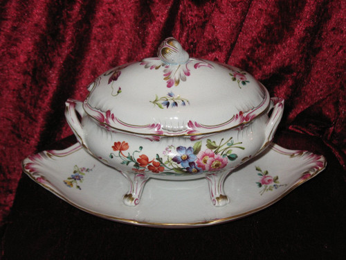Table service of 102 pieces in fine Lunéville earthenware decorated with Saxony flowers, 19th century