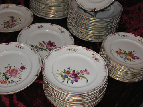 Table service of 102 pieces in fine Lunéville earthenware decorated with Saxony flowers, 19th century