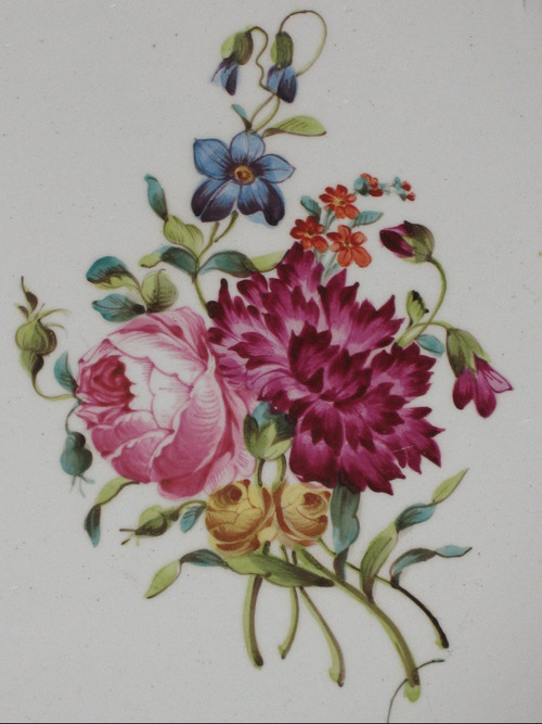 Table service of 102 pieces in fine Lunéville earthenware decorated with Saxony flowers, 19th century