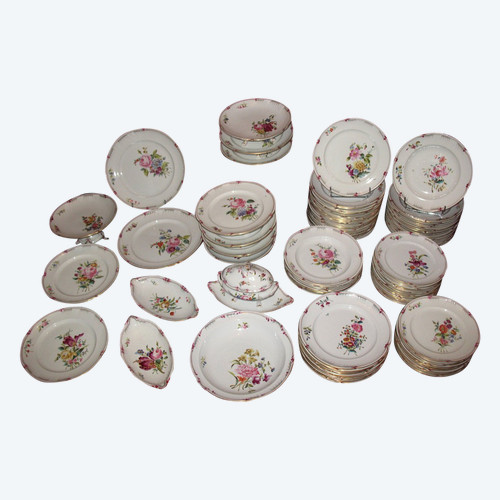 Table service of 102 pieces in fine Lunéville earthenware decorated with Saxony flowers, 19th century