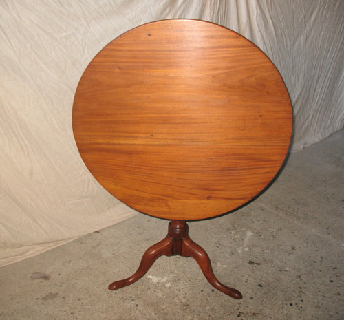Tilting pedestal table in solid blond mahogany, Louis XVI period, 18th century
