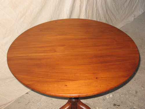 Tilting pedestal table in solid blond mahogany, Louis XVI period, 18th century