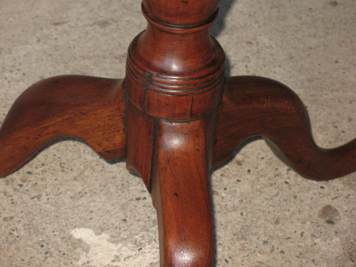 Tilting pedestal table in solid blond mahogany, Louis XVI period, 18th century