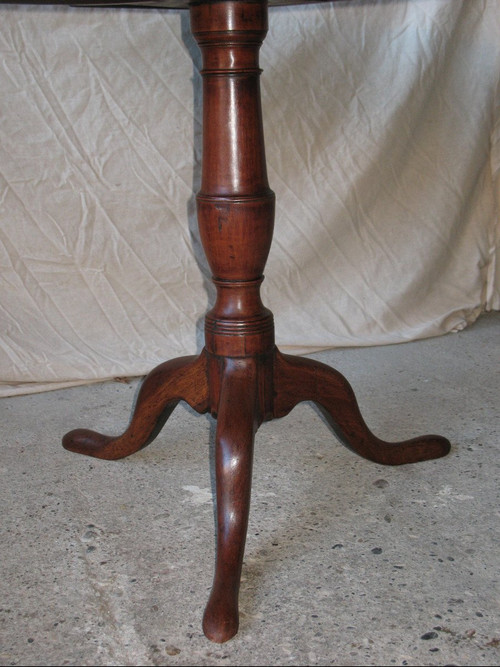 Tilting pedestal table in solid blond mahogany, Louis XVI period, 18th century