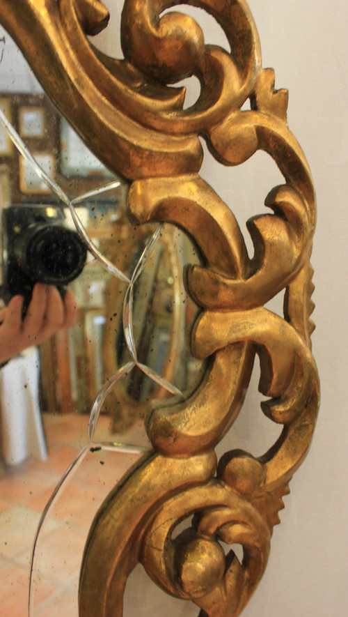 Italienischer Spiegel aus geschnitztem, durchbrochenem, konturiertem und vergoldetem Holz, 52 x 82 cm